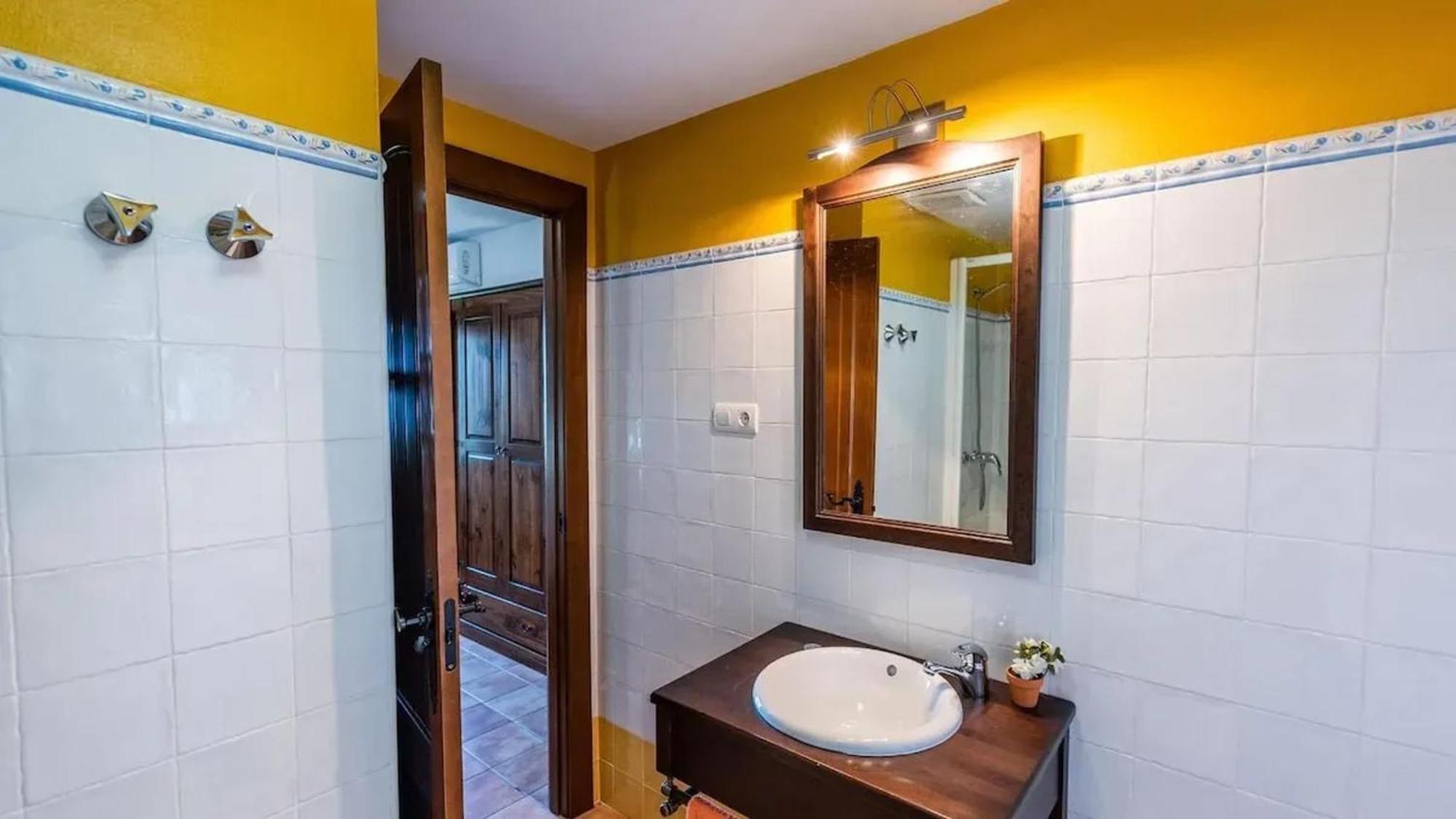 Spacious Villa With Private Pool In Моначиль Экстерьер фото