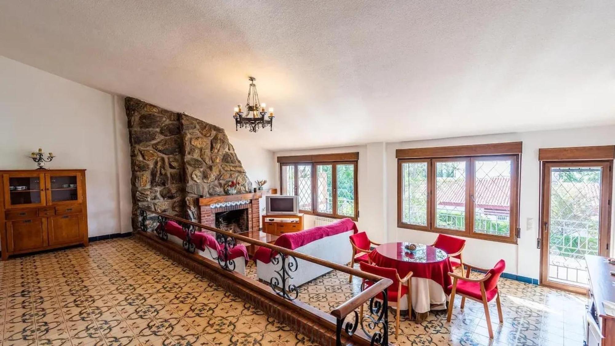 Spacious Villa With Private Pool In Моначиль Экстерьер фото