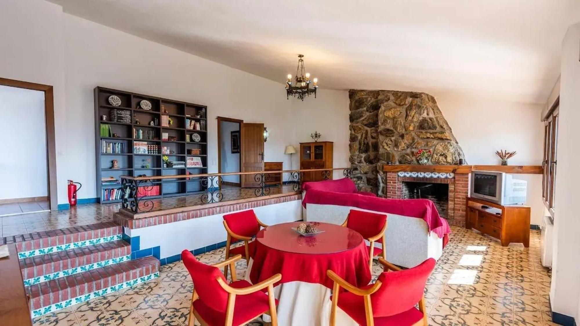 Spacious Villa With Private Pool In Моначиль Экстерьер фото