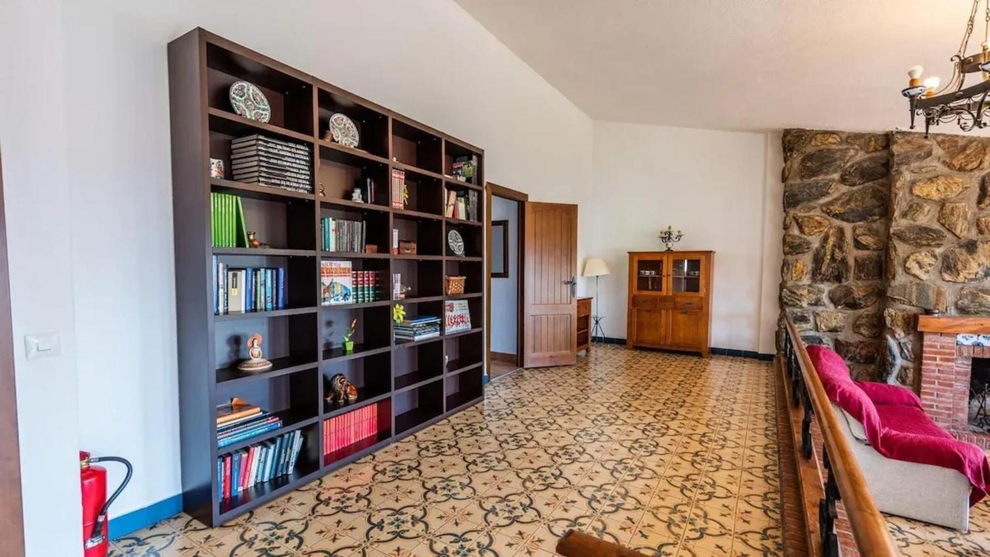 Spacious Villa With Private Pool In Моначиль Экстерьер фото